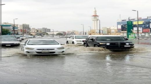 الطائف بالمملكة العربية السعودية تراكم مياة الأمطار في الشوارع وإعاقة الحركة